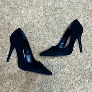 Black Velvet pointed toe pumps! Only worn twice / in good condition! Size 10